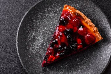 Pasta, mascarpone, ahududu ve böğürtlenli cheesecake. Kremalı, peynirli cheesecake, festival masası için böğürtlen.