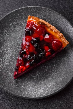 Pasta, mascarpone, ahududu ve böğürtlenli cheesecake. Kremalı, peynirli cheesecake, festival masası için böğürtlen.