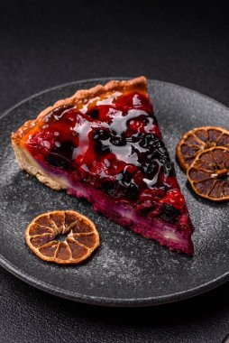 Pasta, mascarpone, ahududu ve böğürtlenli cheesecake. Kremalı, peynirli cheesecake, festival masası için böğürtlen.