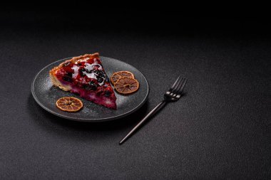 Pasta, mascarpone, ahududu ve böğürtlenli cheesecake. Kremalı, peynirli cheesecake, festival masası için böğürtlen.