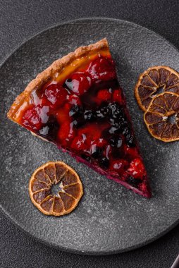 Pasta, mascarpone, ahududu ve böğürtlenli cheesecake. Kremalı, peynirli cheesecake, festival masası için böğürtlen.
