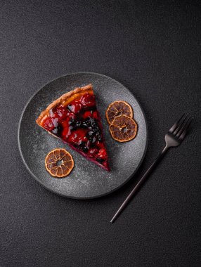 Pasta, mascarpone, ahududu ve böğürtlenli cheesecake. Kremalı, peynirli cheesecake, festival masası için böğürtlen.