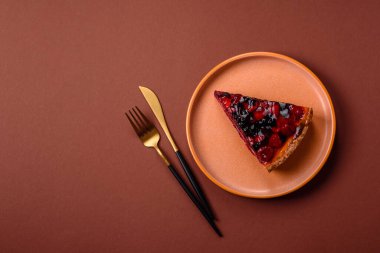Pasta, mascarpone, ahududu ve böğürtlenli cheesecake. Kremalı, peynirli cheesecake, festival masası için böğürtlen.