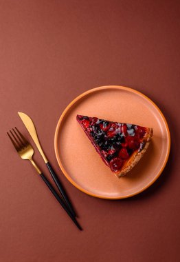 Pasta, mascarpone, ahududu ve böğürtlenli cheesecake. Kremalı, peynirli cheesecake, festival masası için böğürtlen.