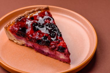 Pasta, mascarpone, ahududu ve böğürtlenli cheesecake. Kremalı, peynirli cheesecake, festival masası için böğürtlen.