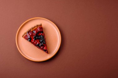 Pasta, mascarpone, ahududu ve böğürtlenli cheesecake. Kremalı, peynirli cheesecake, festival masası için böğürtlen.