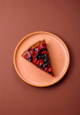 Pasta, mascarpone, ahududu ve böğürtlenli cheesecake. Kremalı, peynirli cheesecake, festival masası için böğürtlen.