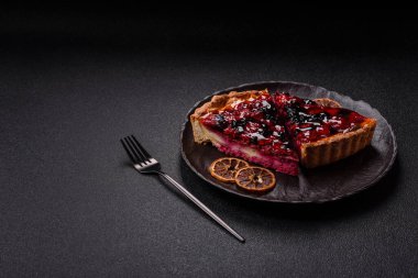 Pasta, mascarpone, ahududu ve böğürtlenli cheesecake. Kremalı, peynirli cheesecake, festival masası için böğürtlen.