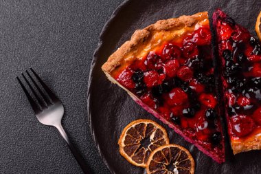 Pasta, mascarpone, ahududu ve böğürtlenli cheesecake. Kremalı, peynirli cheesecake, festival masası için böğürtlen.