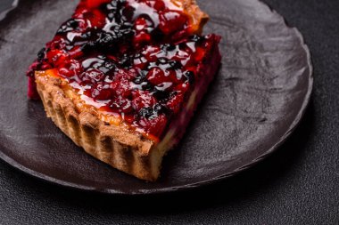 Pasta, mascarpone, ahududu ve böğürtlenli cheesecake. Kremalı, peynirli cheesecake, festival masası için böğürtlen.