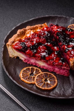 Pasta, mascarpone, ahududu ve böğürtlenli cheesecake. Kremalı, peynirli cheesecake, festival masası için böğürtlen.