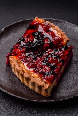 Pasta, mascarpone, ahududu ve böğürtlenli cheesecake. Kremalı, peynirli cheesecake, festival masası için böğürtlen.