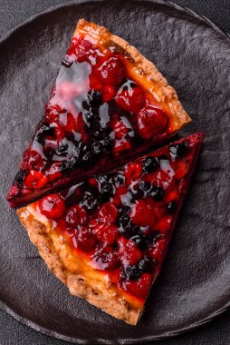 Pasta, mascarpone, ahududu ve böğürtlenli cheesecake. Kremalı, peynirli cheesecake, festival masası için böğürtlen.