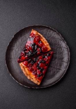 Pasta, mascarpone, ahududu ve böğürtlenli cheesecake. Kremalı, peynirli cheesecake, festival masası için böğürtlen.
