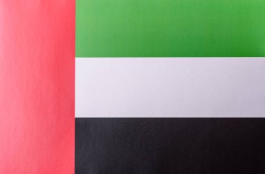 Bağımsızlığın sembolü olarak kırmızı, beyaz, yeşil ve siyah renkte BAE bayrağı. Tasarımınız için arka plan olarak BAE bayrağı