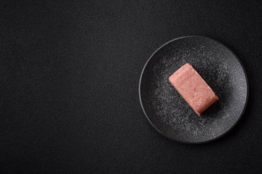 Yemek, et, şenlik masası için dilimlenmiş jambon. Baharatlı jambon, taze sağlıklı yiyecekler.