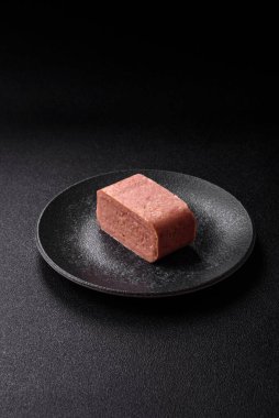 Yemek, et, şenlik masası için dilimlenmiş jambon. Baharatlı jambon, taze sağlıklı yiyecekler.