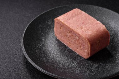 Yemek, et, şenlik masası için dilimlenmiş jambon. Baharatlı jambon, taze sağlıklı yiyecekler.