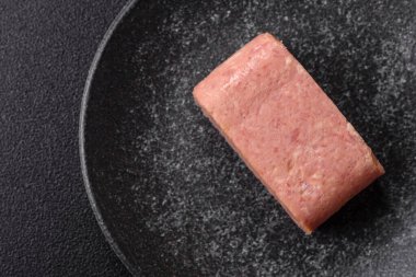 Yemek, et, şenlik masası için dilimlenmiş jambon. Baharatlı jambon, taze sağlıklı yiyecekler.