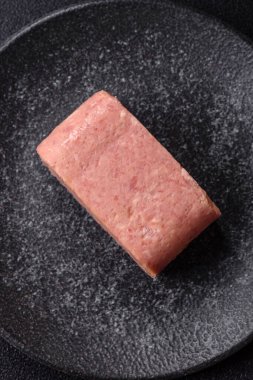 Yemek, et, şenlik masası için dilimlenmiş jambon. Baharatlı jambon, taze sağlıklı yiyecekler.