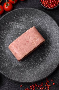 Yemek, et, şenlik masası için dilimlenmiş jambon. Baharatlı jambon, taze sağlıklı yiyecekler.