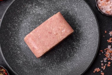 Yemek, et, şenlik masası için dilimlenmiş jambon. Baharatlı jambon, taze sağlıklı yiyecekler.