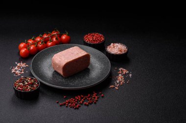 Yemek, et, şenlik masası için dilimlenmiş jambon. Baharatlı jambon, taze sağlıklı yiyecekler.