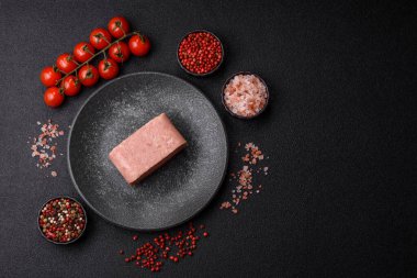 Yemek, et, şenlik masası için dilimlenmiş jambon. Baharatlı jambon, taze sağlıklı yiyecekler.