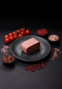 Yemek, et, şenlik masası için dilimlenmiş jambon. Baharatlı jambon, taze sağlıklı yiyecekler.