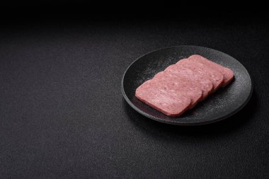 Yemek, et, şenlik masası için dilimlenmiş jambon. Baharatlı jambon, taze sağlıklı yiyecekler.