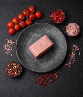 Yemek, et, şenlik masası için dilimlenmiş jambon. Baharatlı jambon, taze sağlıklı yiyecekler.