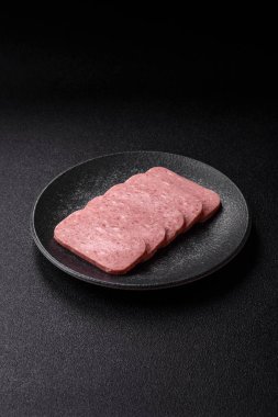 Yemek, et, şenlik masası için dilimlenmiş jambon. Baharatlı jambon, taze sağlıklı yiyecekler.