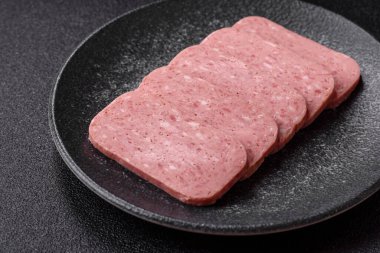 Yemek, et, şenlik masası için dilimlenmiş jambon. Baharatlı jambon, taze sağlıklı yiyecekler.