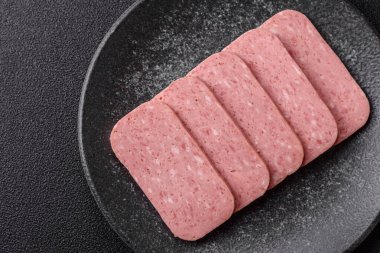 Yemek, et, şenlik masası için dilimlenmiş jambon. Baharatlı jambon, taze sağlıklı yiyecekler.