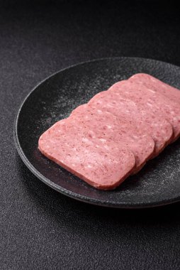 Yemek, et, şenlik masası için dilimlenmiş jambon. Baharatlı jambon, taze sağlıklı yiyecekler.