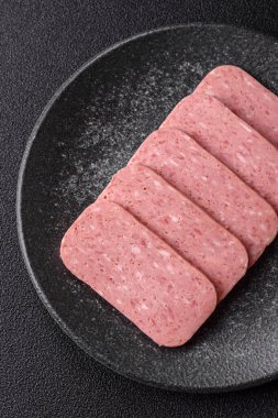 Yemek, et, şenlik masası için dilimlenmiş jambon. Baharatlı jambon, taze sağlıklı yiyecekler.