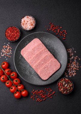 Yemek, et, şenlik masası için dilimlenmiş jambon. Baharatlı jambon, taze sağlıklı yiyecekler.