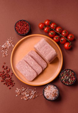 Yemek, et, şenlik masası için dilimlenmiş jambon. Baharatlı jambon, taze sağlıklı yiyecekler.