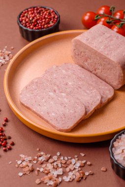 Yemek, et, şenlik masası için dilimlenmiş jambon. Baharatlı jambon, taze sağlıklı yiyecekler.