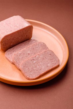 Yemek, et, şenlik masası için dilimlenmiş jambon. Baharatlı jambon, taze sağlıklı yiyecekler.