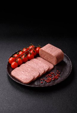 Yemek, et, şenlik masası için dilimlenmiş jambon. Baharatlı jambon, taze sağlıklı yiyecekler.