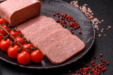 Yemek, et, şenlik masası için dilimlenmiş jambon. Baharatlı jambon, taze sağlıklı yiyecekler.