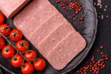 Yemek, et, şenlik masası için dilimlenmiş jambon. Baharatlı jambon, taze sağlıklı yiyecekler.