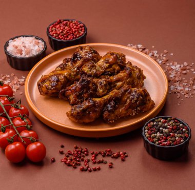 Izgara ya da ızgara tavuk kanadı, teriyaki sosu, baharat ve susam tohumuyla. Koyu arkaplanda tuz ve baharatlı Teriyaki tavuğu