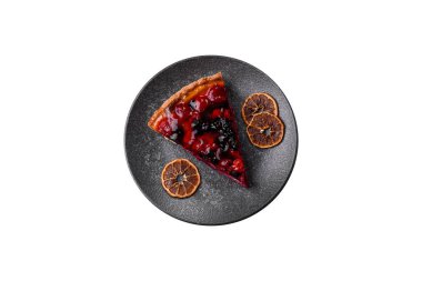 Pasta, mascarpone, ahududu ve böğürtlenli cheesecake. Kremalı, peynirli cheesecake, festival masası için böğürtlen.