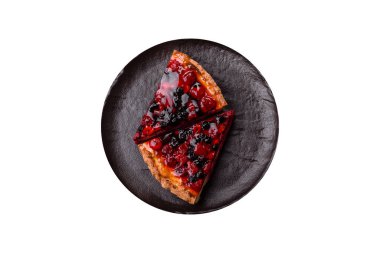 Pasta, mascarpone, ahududu ve böğürtlenli cheesecake. Kremalı, peynirli cheesecake, festival masası için böğürtlen.