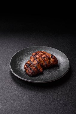 Et, sulu biftek, öğle yemeği için mükemmel pişirilmiş. Izgara biftek, doyurucu bir yemek için et.