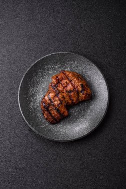 Et, sulu biftek, öğle yemeği için mükemmel pişirilmiş. Izgara biftek, doyurucu bir yemek için et.