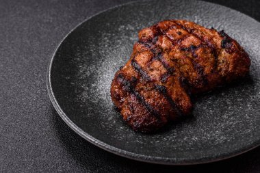 Et, sulu biftek, öğle yemeği için mükemmel pişirilmiş. Izgara biftek, doyurucu bir yemek için et.