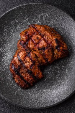 Et, sulu biftek, öğle yemeği için mükemmel pişirilmiş. Izgara biftek, doyurucu bir yemek için et.